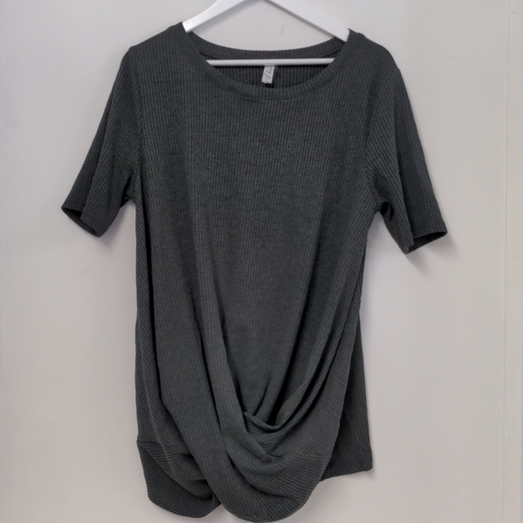 🌹2 for 30🌹 Dark gray twist front short sleeve sweater 1X 3x - Picture 1 of 2